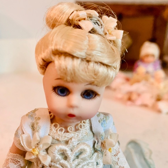 Ceramic blonde doll - Picture 5 of 5